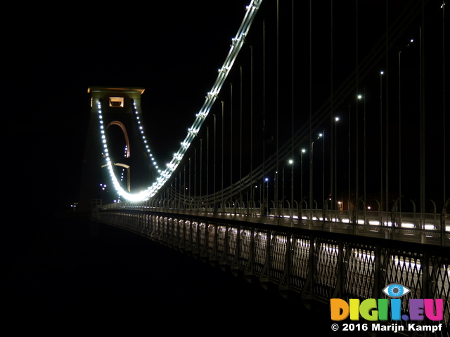 FZ026478 Clifton suspension bridge at night